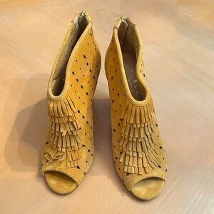 Jessica Simpson Gold Suede Fringed Peep-Toe Ankle Boots - Size 5.5
